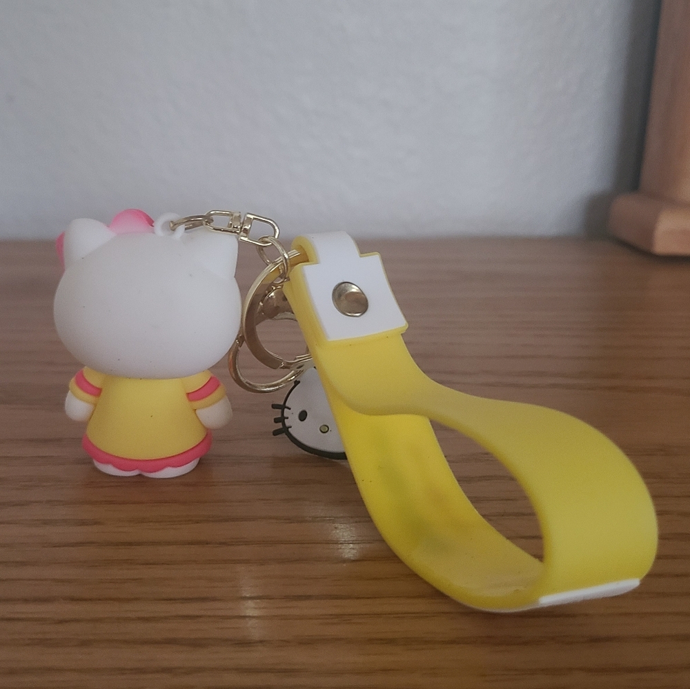 Hello Kitty Keychain - Picture 7 of 13